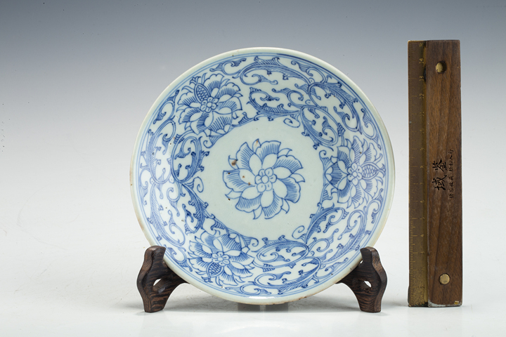 古玩陶瓷清中·青花線描纏枝花卉紋盤
真品鑒賞圖