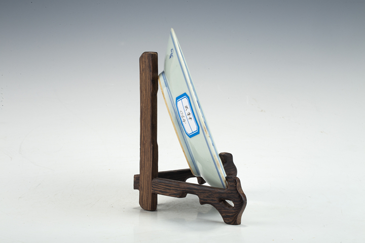 古玩陶瓷清中·青花線描纏枝花卉紋盤
真品鑒賞圖