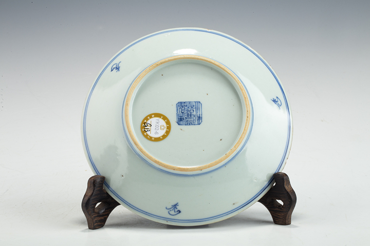 古玩陶瓷清中·青花線描纏枝花卉紋盤
真品鑒賞圖