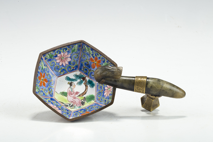 古玩銅器清晚·銅胎畫琺瑯仕女花卉紋六方杯真品鑒賞圖