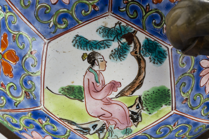 古玩銅器清晚·銅胎畫琺瑯仕女花卉紋六方杯真品鑒賞圖