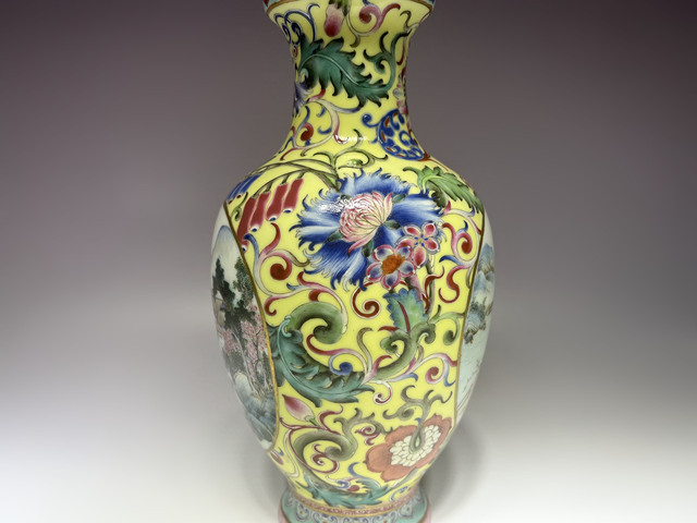 古玩陶瓷民國·黃地洋彩開窗山水紋盤口瓶真品鑒賞圖