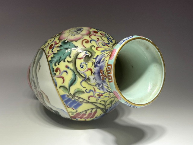 古玩陶瓷民國·黃地洋彩開窗山水紋盤口瓶真品鑒賞圖