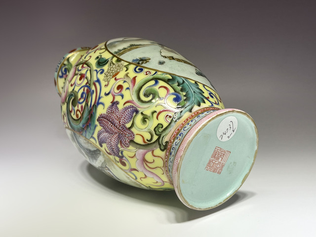 古玩陶瓷民國·黃地洋彩開窗山水紋盤口瓶真品鑒賞圖