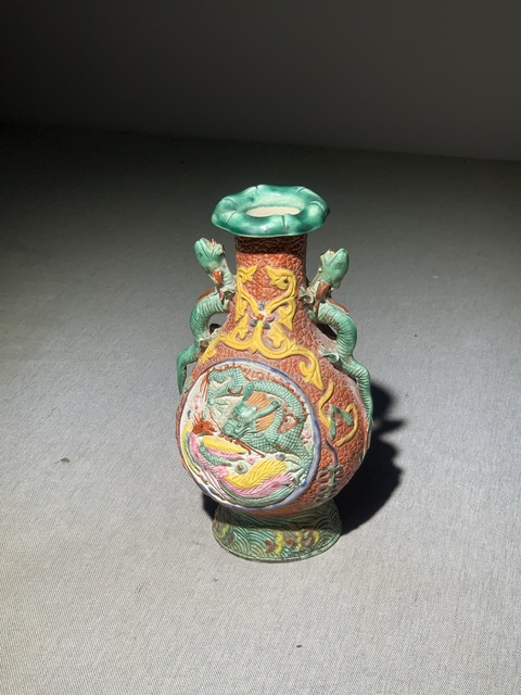 古玩陶瓷（全品）民國時期大清乾隆年制”寄托款粉彩浮雕堆塑龍鳳紋雙耳賞瓶高19cm拍賣，當前價格1398元