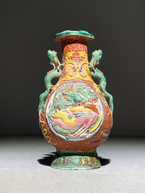 古玩陶瓷（全品）民國時期大清乾隆年制”寄托款粉彩浮雕堆塑龍鳳紋雙耳賞瓶高19cm拍賣，當前價格1398元