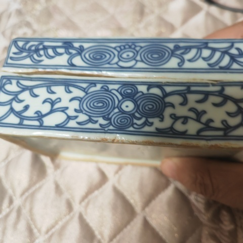 古玩陶瓷青花淡描花卉紋蓋盒真品鑒賞圖