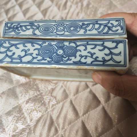 古玩陶瓷青花淡描花卉紋蓋盒真品鑒賞圖