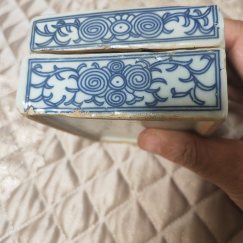 古玩陶瓷青花淡描花卉紋蓋盒真品鑒賞圖