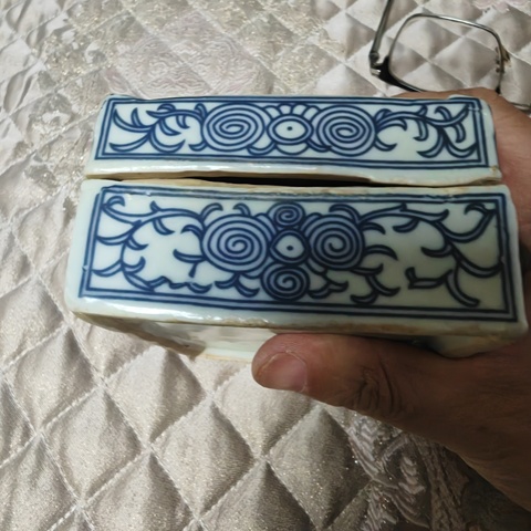 古玩陶瓷青花淡描花卉紋蓋盒真品鑒賞圖