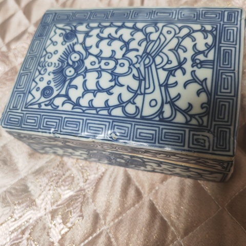 古玩陶瓷青花淡描花卉紋蓋盒真品鑒賞圖