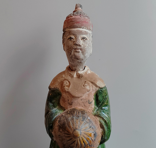 古玩陶瓷明代三彩持傘仕女俑拍賣,當前價格38元