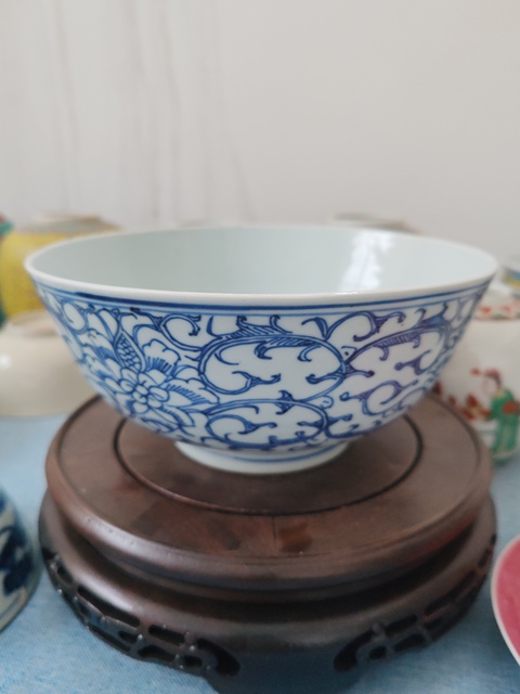 古玩陶瓷青花纏枝花卉紋碗真品鑒賞圖