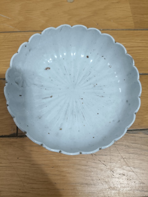 古玩陶瓷清代 白釉菊瓣盤（日本瓷）真品鑒賞圖