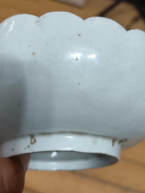 古玩陶瓷清代 白釉菊瓣盤（日本瓷）真品鑒賞圖