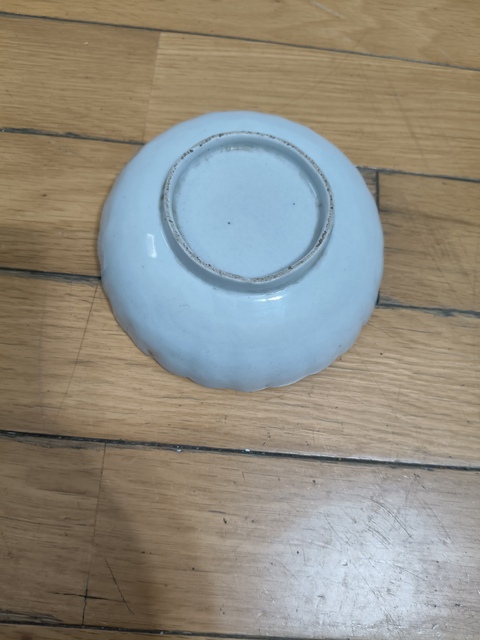 古玩陶瓷清代 白釉菊瓣盤（日本瓷）真品鑒賞圖