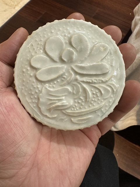 古玩陶瓷白釉印花蓋盒真品鑒賞圖