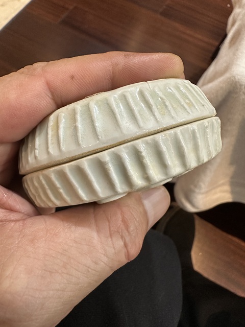 古玩陶瓷白釉印花蓋盒真品鑒賞圖