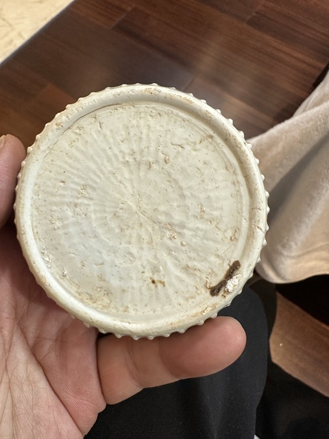 古玩陶瓷白釉印花蓋盒真品鑒賞圖