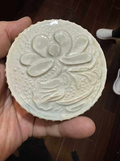 古玩陶瓷白釉印花蓋盒真品鑒賞圖