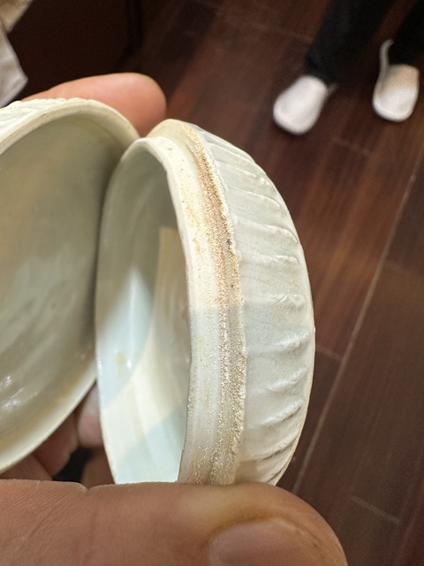 古玩陶瓷白釉印花蓋盒真品鑒賞圖
