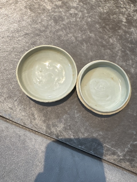 古玩陶瓷白釉印花蓋盒真品鑒賞圖