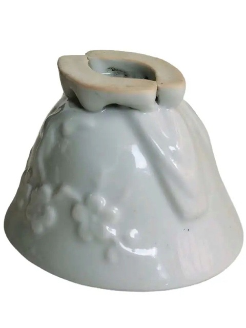 古玩陶瓷白釉貼塑梅花杯真品鑒賞圖