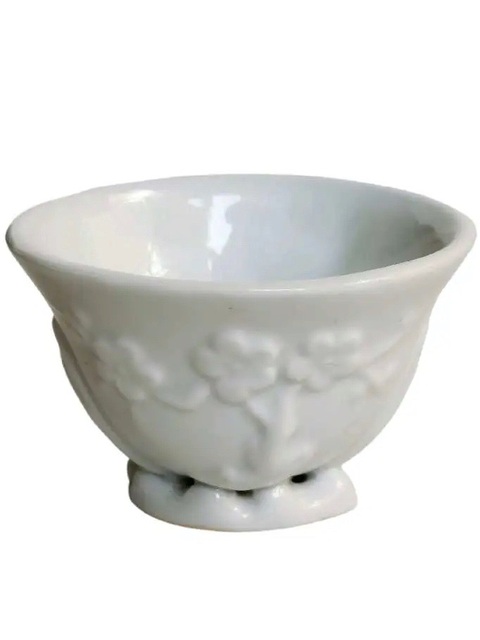 古玩陶瓷白釉貼塑梅花杯真品鑒賞圖