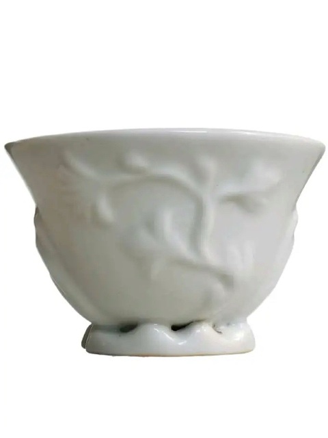 古玩陶瓷白釉貼塑梅花杯真品鑒賞圖