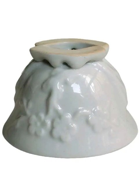 古玩陶瓷白釉貼塑梅花杯真品鑒賞圖