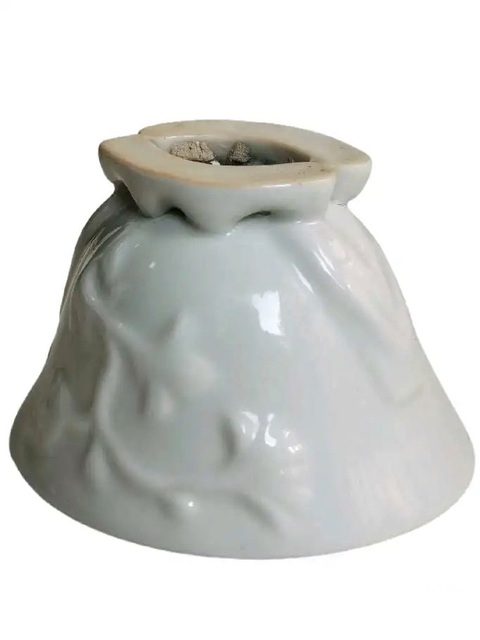 古玩陶瓷白釉貼塑梅花杯真品鑒賞圖