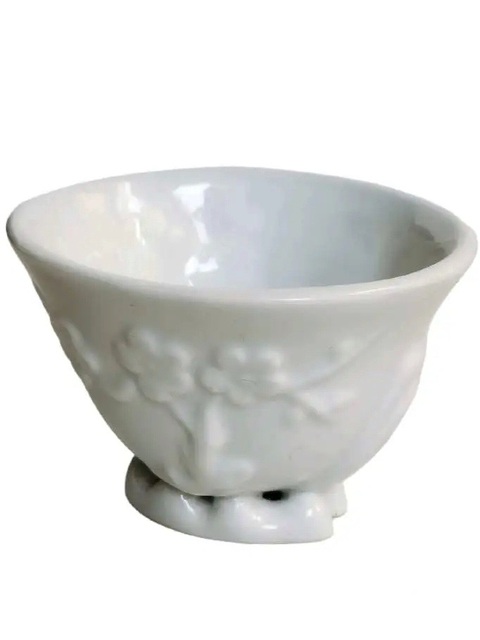 古玩陶瓷白釉貼塑梅花杯真品鑒賞圖