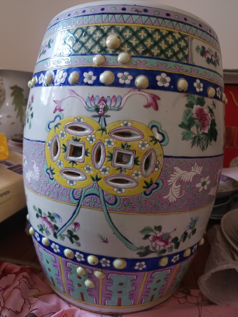 古玩陶瓷花卉紋粉彩繡蹲真品鑒賞圖