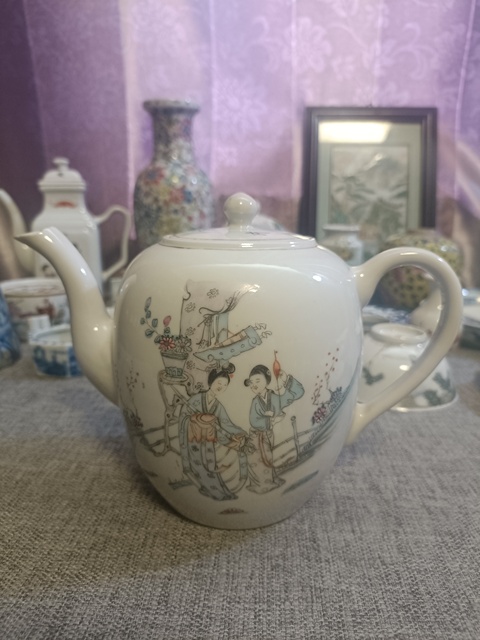 古玩陶瓷民國(guó)粉彩仕女人物茶壺拍賣，當(dāng)前價(jià)格3888元