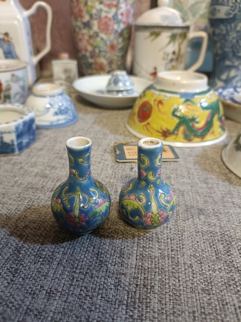 古玩陶瓷民國藍地粉彩花卉紋天球瓶拍賣，當前價格2888元