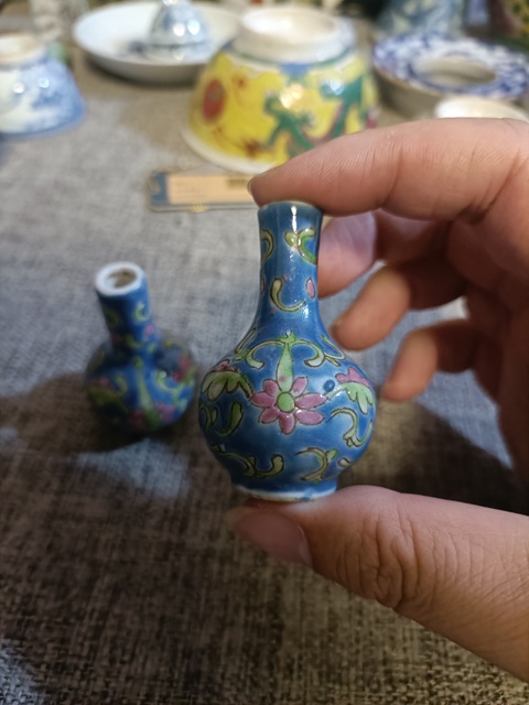 古玩陶瓷民國藍地粉彩花卉紋天球瓶拍賣，當前價格2888元