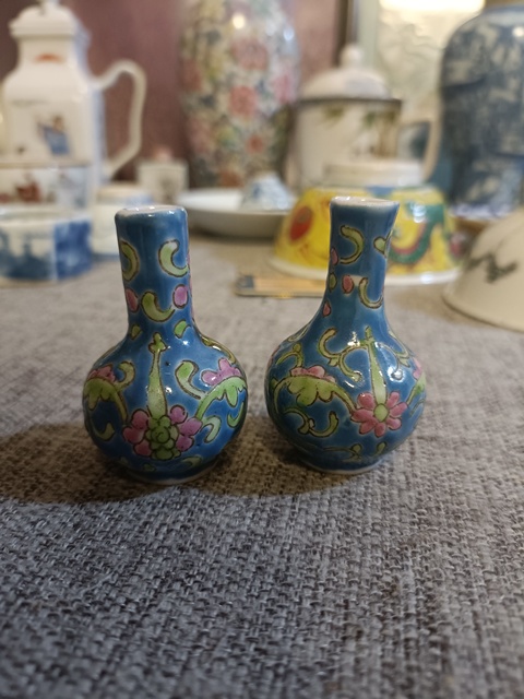 古玩陶瓷民國藍地粉彩花卉紋天球瓶拍賣，當前價格2888元