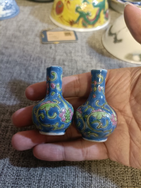 古玩陶瓷民國藍地粉彩花卉紋天球瓶拍賣，當前價格2888元