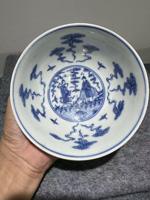 古玩陶瓷內(nèi)青花人物外藍(lán)釉壓道開窗人物碗真品鑒賞圖