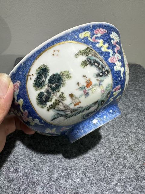 古玩陶瓷內(nèi)青花人物外藍(lán)釉壓道開窗人物碗真品鑒賞圖