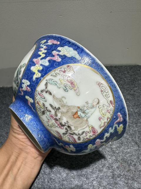 古玩陶瓷內(nèi)青花人物外藍(lán)釉壓道開窗人物碗真品鑒賞圖