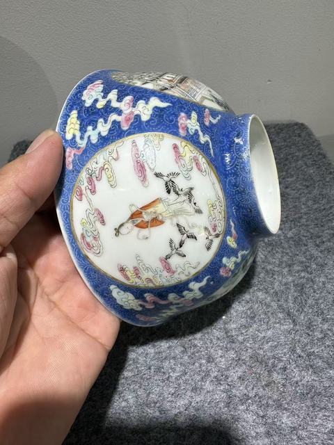 古玩陶瓷內(nèi)青花人物外藍(lán)釉壓道開窗人物碗真品鑒賞圖