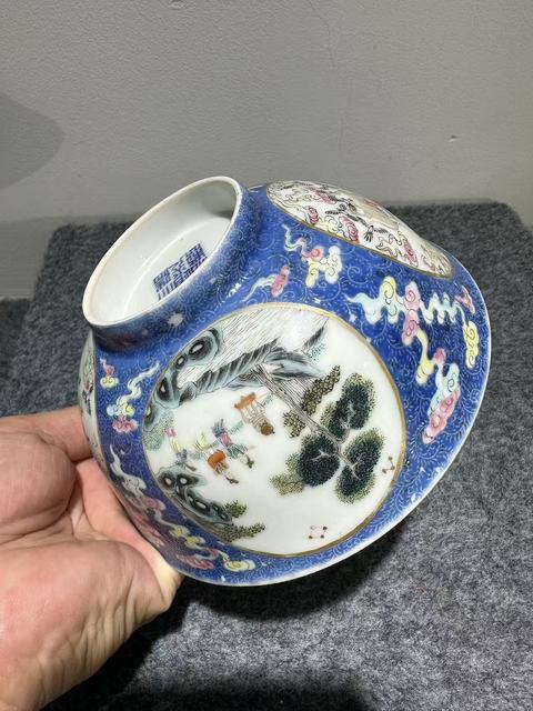 古玩陶瓷內(nèi)青花人物外藍(lán)釉壓道開窗人物碗真品鑒賞圖