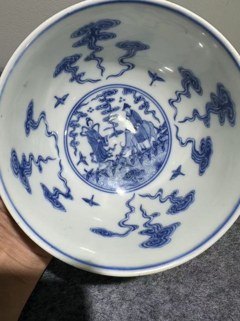 古玩陶瓷內(nèi)青花人物外藍(lán)釉壓道開窗人物碗真品鑒賞圖