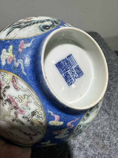 古玩陶瓷內(nèi)青花人物外藍(lán)釉壓道開窗人物碗真品鑒賞圖