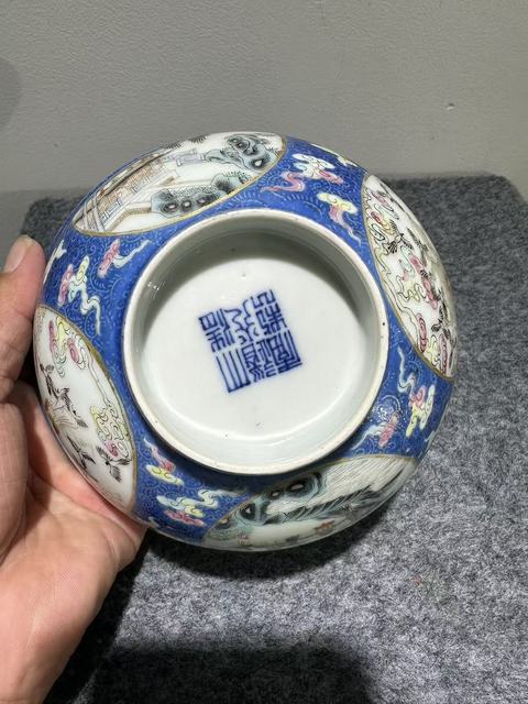 古玩陶瓷內(nèi)青花人物外藍(lán)釉壓道開窗人物碗真品鑒賞圖