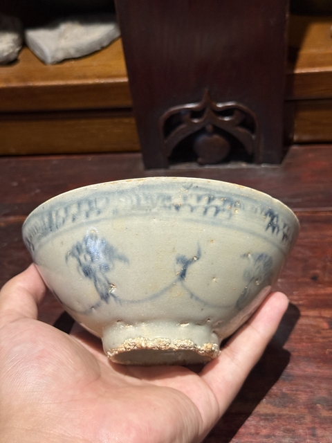 古玩陶瓷青花纏枝花卉紋碗真品鑒賞圖