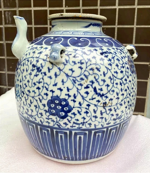 古玩陶瓷青花纏枝蓮紋四系茶壺真品鑒賞圖