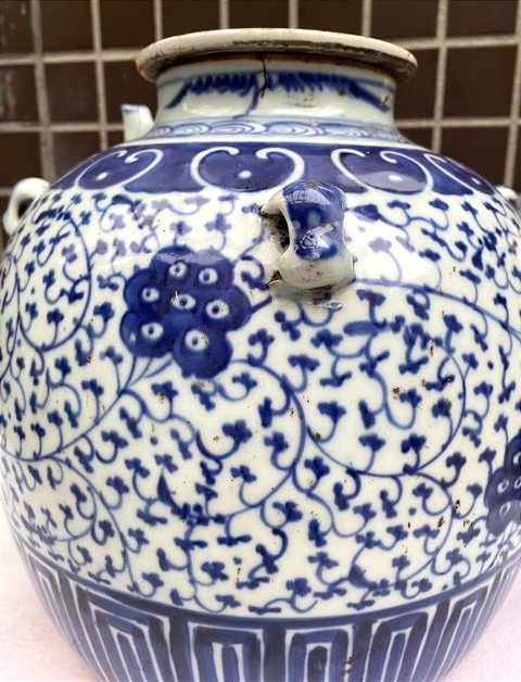 古玩陶瓷青花纏枝蓮紋四系茶壺真品鑒賞圖