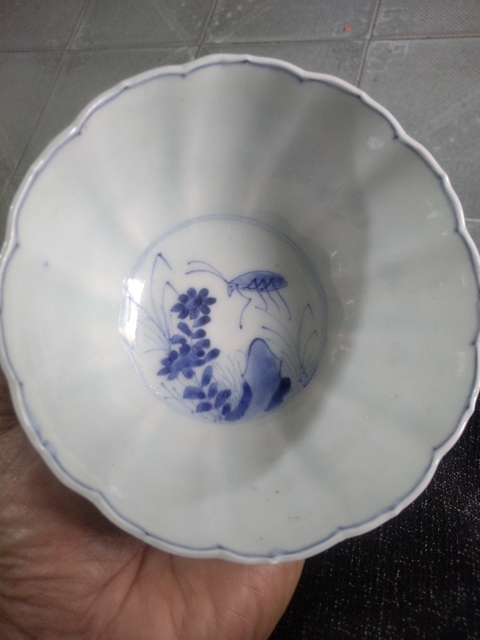 古玩陶瓷樹(shù)葉款一鳴驚人青花花口碗真品鑒賞圖